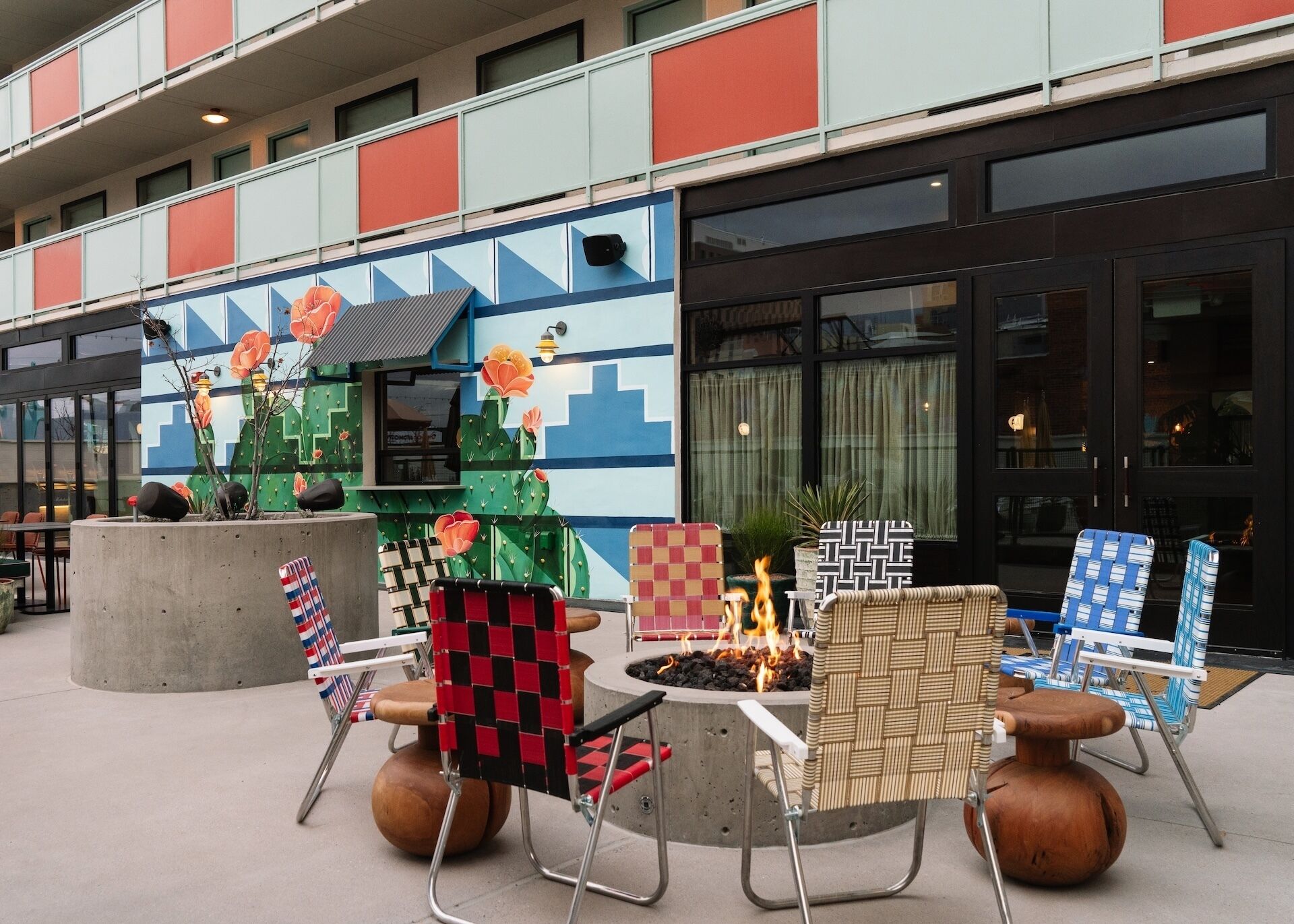 Mobiliario exterior con sillas y una chimenea.