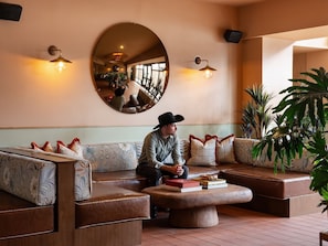 Coin salon dans le hall