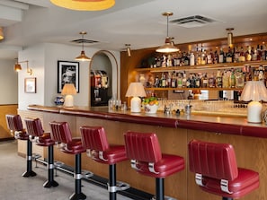 Cocktail bar, nhìn ra hồ bơi, mở cửa hàng ngày