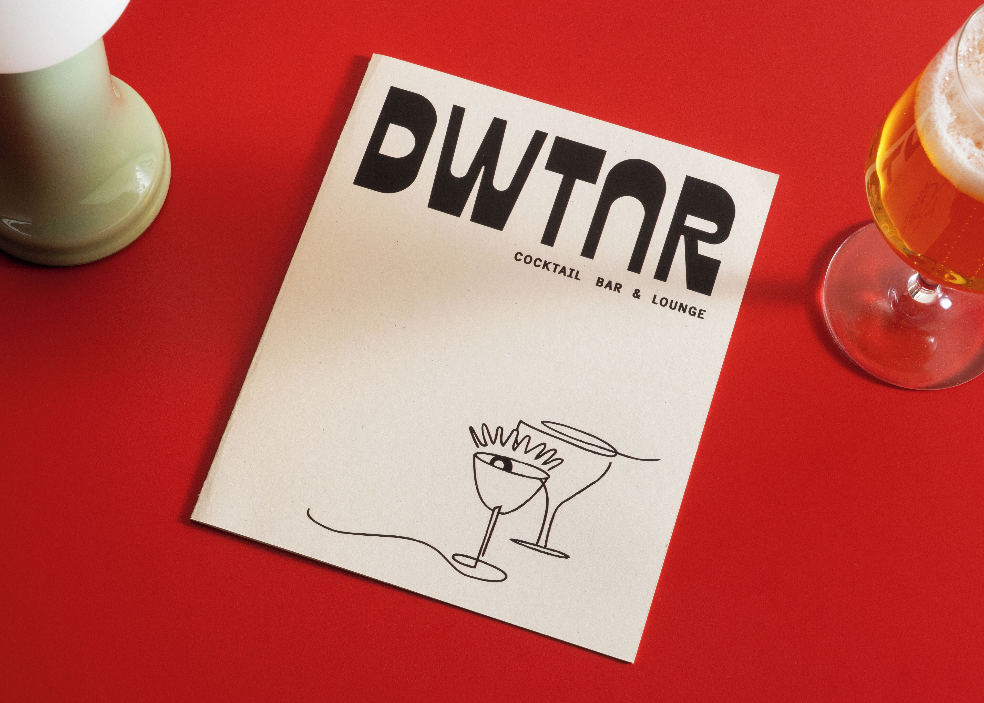 DWNTAR-nimisen cocktailbaarin ja -loungen juomalista, jossa on martiniglasin kuva.