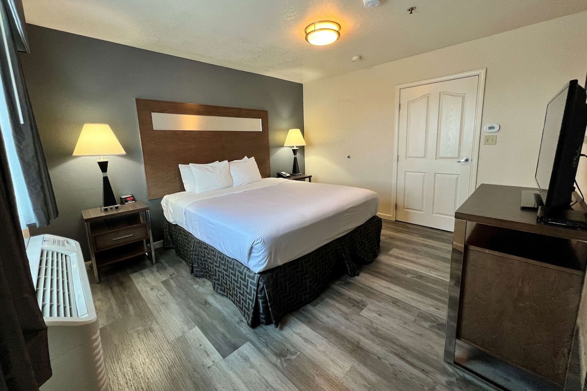 Down comforters, in-room safe, desk, iron/ironing board