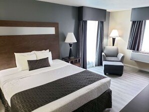 Down comforters, in-room safe, desk, iron/ironing board - Best Western Americana (Dinuba)