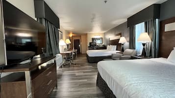 Habitación estándar, varias camas, no fumadores, balcón | Edredones de plumas, caja fuerte, escritorio