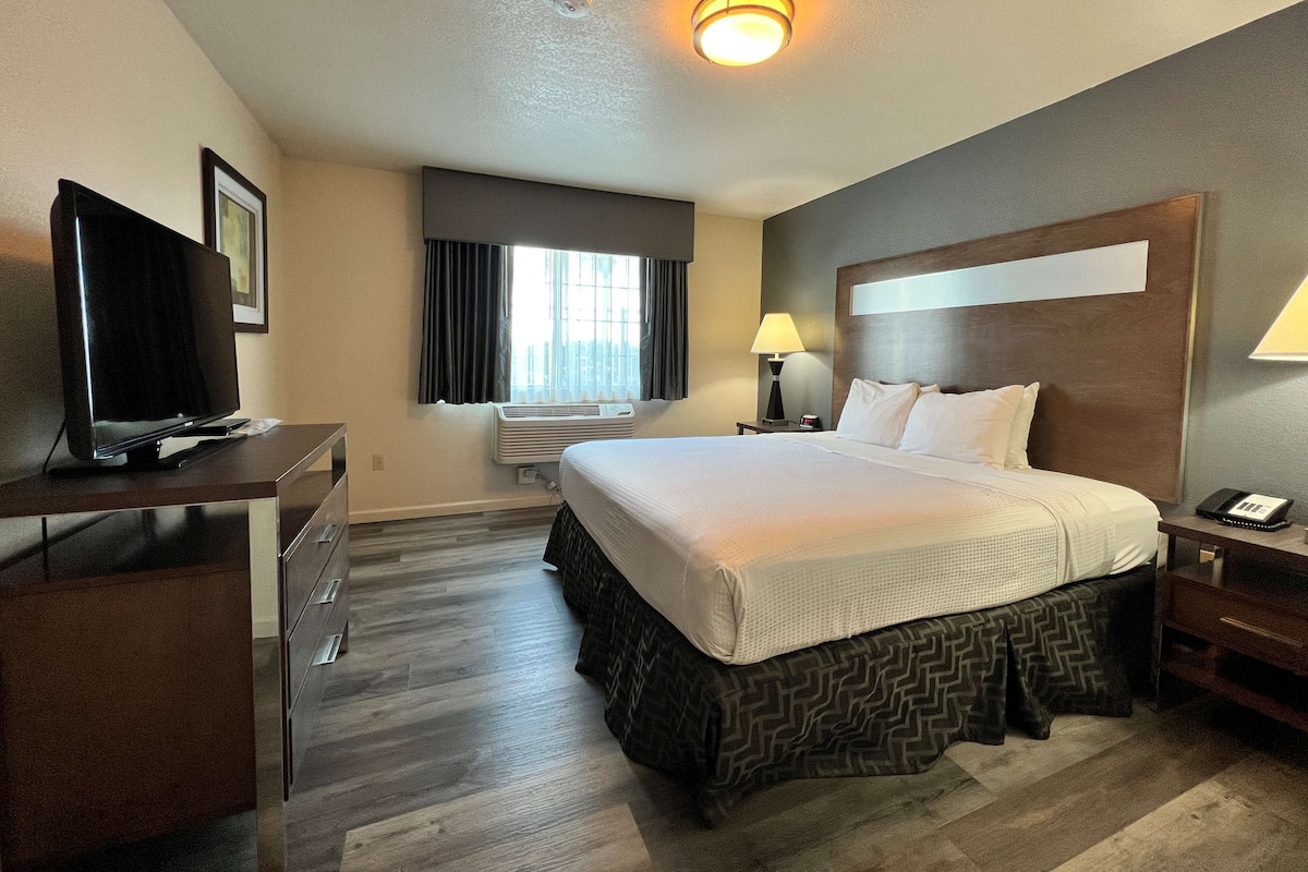 Down duvets, in-room safe, desk, iron/ironing board