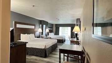 Rom – standard, flere senger, ikke-røyk, balkong | Dundyner, safe på rommet, skrivebord og strykejern/-brett