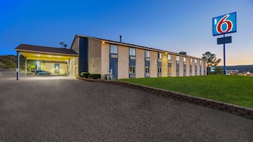 Majoituspaikan julkisivu illalla/yöllä