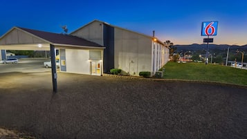 Majoituspaikan julkisivu illalla/yöllÀ