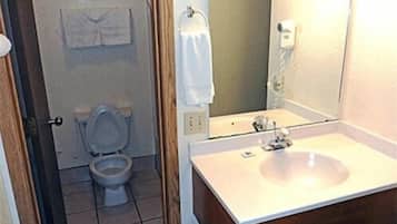 Habitación estándar, 2 camas matrimoniales, para no fumadores, refrigerador y microondas | Baño | Regadera y toallas