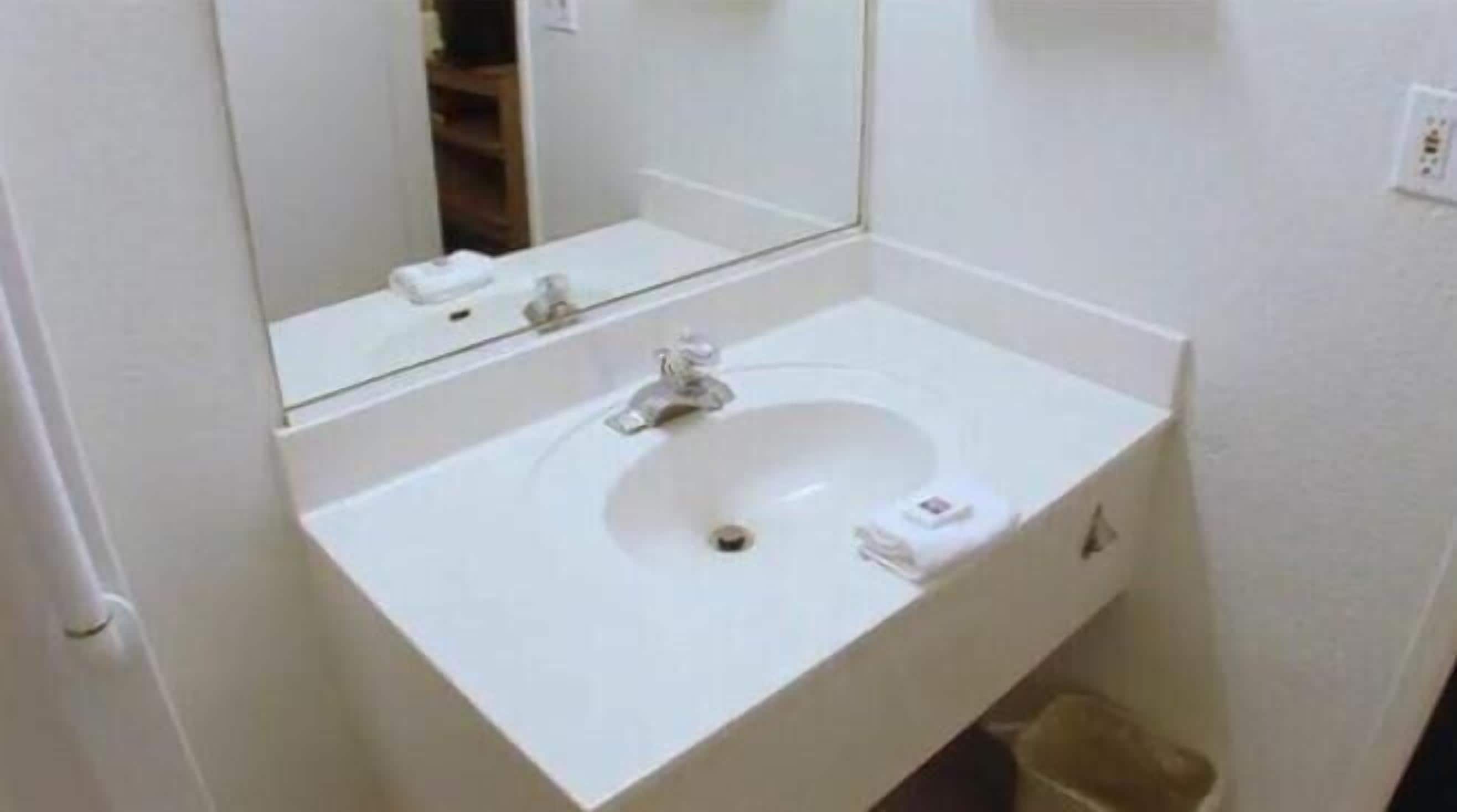 Habitación estándar, 1 cama King size, para no fumadores | Baño | Regadera y toallas 