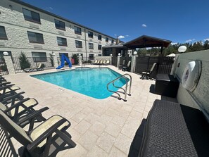 Seasonal outdoor pool - Red Feather Lodge (Grand Canyon)
