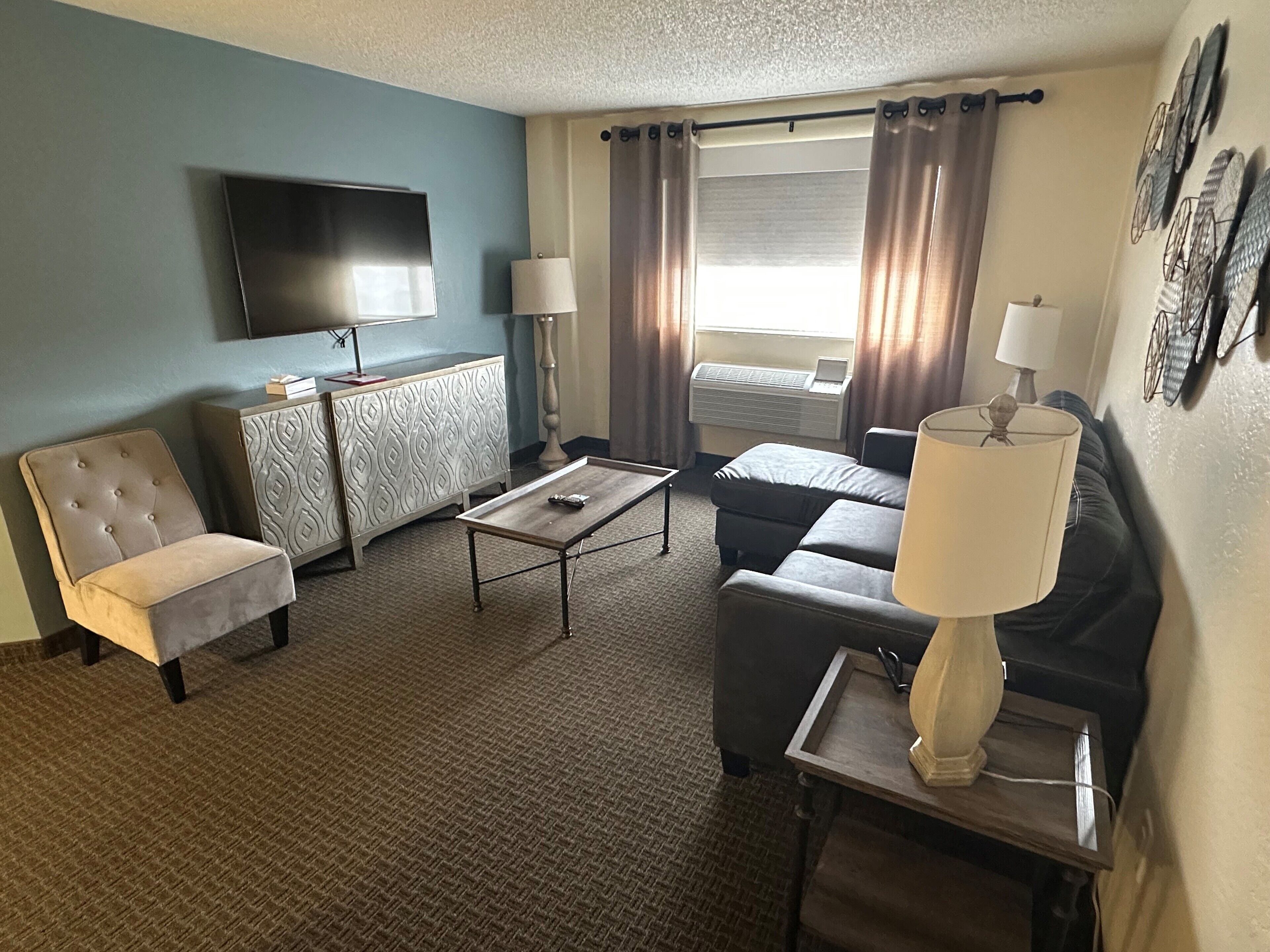 deluxe suite (hotel) (no pets) | egyptian cotton sheets, premium bedding, desk, free wifi