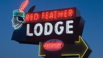 Une enseigne au néon pour le Red Feather Lodge, avec un indicateur signalant qu’il y a des chambres disponibles.