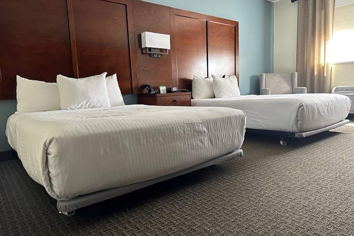 deluxe 2 full beds, roll-in shower (no pets) | egyptian cotton sheets, premium bedding, desk, free wifi