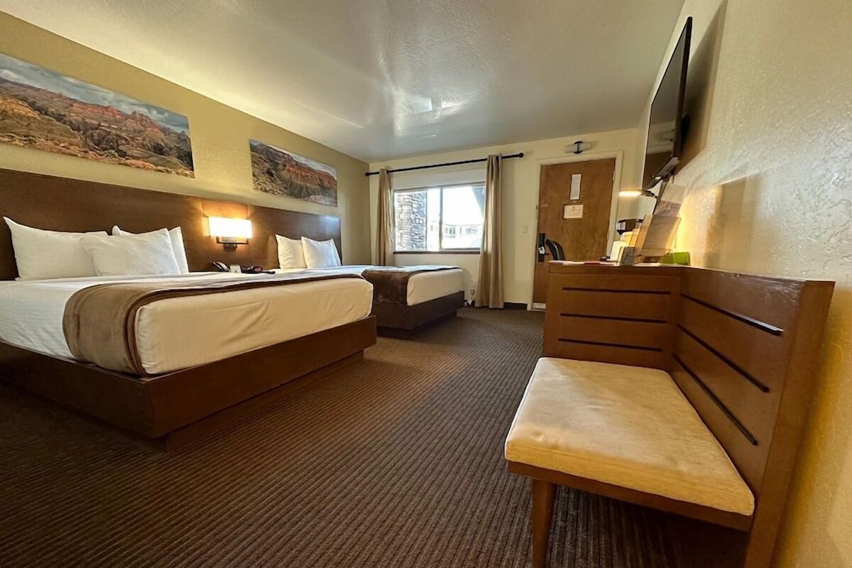 Egyptian cotton sheets, premium bedding, desk, WiFi (free)