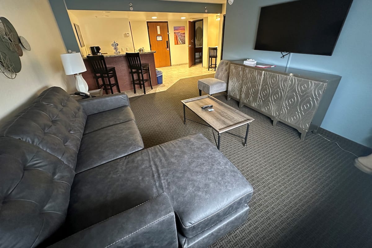 Deluxe Suite (Hotel) (No Pets) | Egyptian cotton sheets, premium bedding, desk, free WiFi