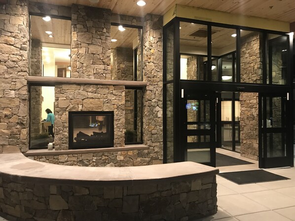 Front of property - evening/night - Red Feather Lodge (Grand Canyon)