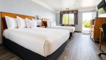 Deluxe Room, 1 King Bed, Non Smoking, Patio | Premium bedding, down comforters, pillowtop beds, desk
