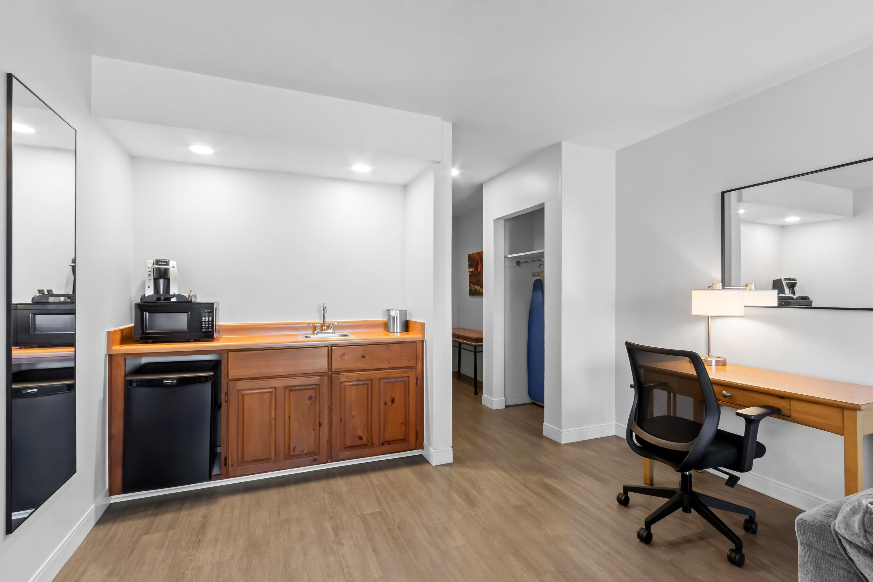 Suíte, 1 cama King | Cozinha americana privada | Cafeteira/chaleira, geladeira, micro-ondas