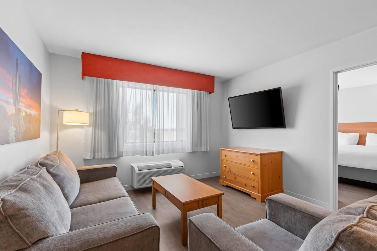 Suite, 1 King-Bett | Schreibtisch, laptopgeeigneter Arbeitsplatz, Bügeleisen/Bügelbrett
