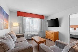 Suite, 1 King-Bett | Schreibtisch, laptopgeeigneter Arbeitsplatz, Bügeleisen/Bügelbrett