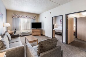 Suite, 1 très grand lit, accessible aux personnes à mobilité réduite, coin cuisine | Coin séjour