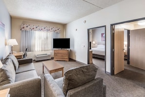 Suite, 1 King-Bett, barrierefrei, Kochnische | Wohnbereich | 55-Zoll-LCD-Fernseher mit Kabelempfang, Fernseher