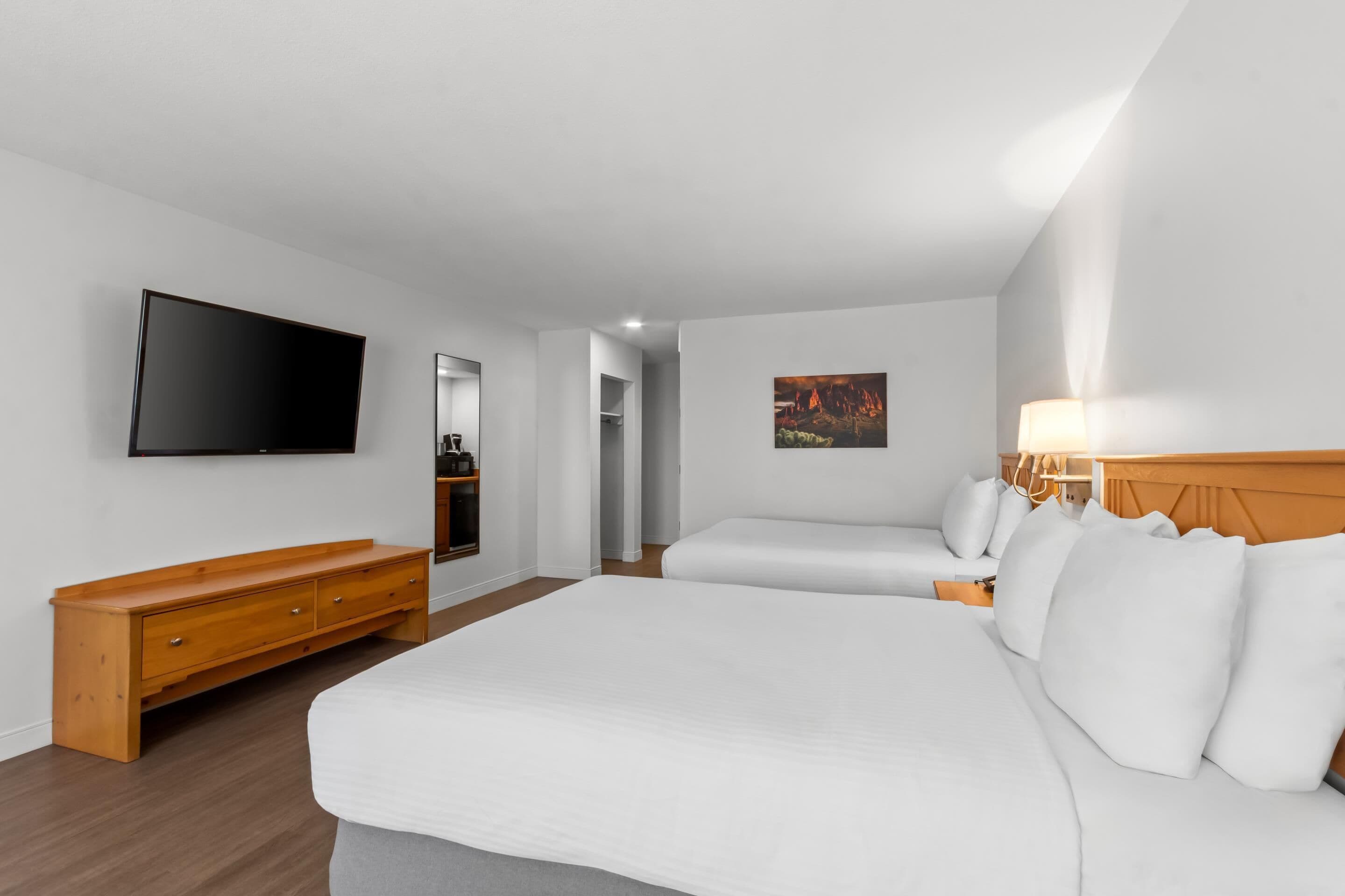 Kamar Eksekutif, 2 Tempat Tidur Queen | Meja kerja, ruang kerja ramah laptop, dan setrika/meja setrika
