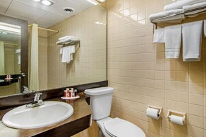 家庭双人房, 2 张双人床, 无烟房 | 浴室 | 淋浴/盆浴组合、免费洗浴用品、吹风机、毛巾