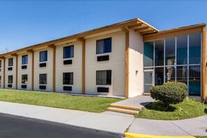 Exterior - Travelodge by Wyndham Forsyth (Forsyth)