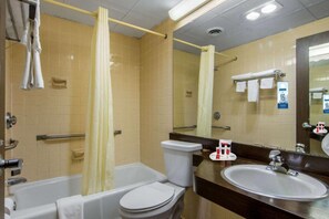 Habitación ejecutiva, 1 cama de matrimonio grande, no fumadores | Baño | Ducha y bañera combinadas y artículos de higiene personal gratuitos