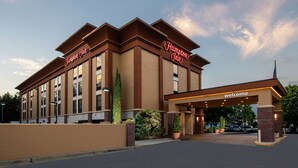 A Hampton Inn hotel with a modern design, featuring a prominent entrance and a welcoming sign. - Hampton Inn Gainesville (Gainesville)