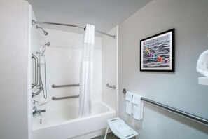 Habitación, 1 cama King size, con acceso para personas discapacitadas | Baño | Tina con regadera, amenidades de baño gratuitas, secadora de cabello 
