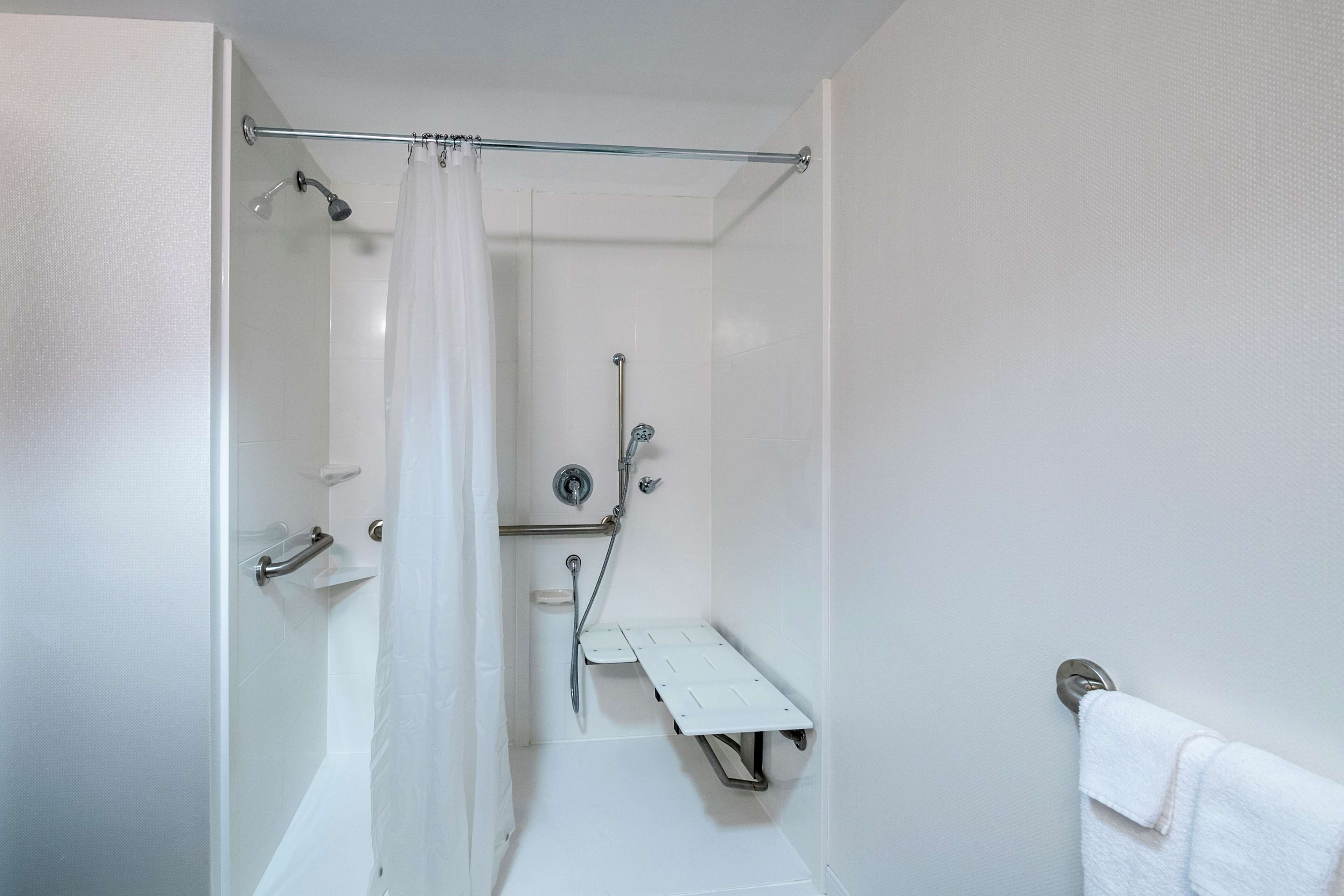room, 1 king bed, accessible | bathroom | combined shower/bathtub, free toiletries, hair dryer, towels
