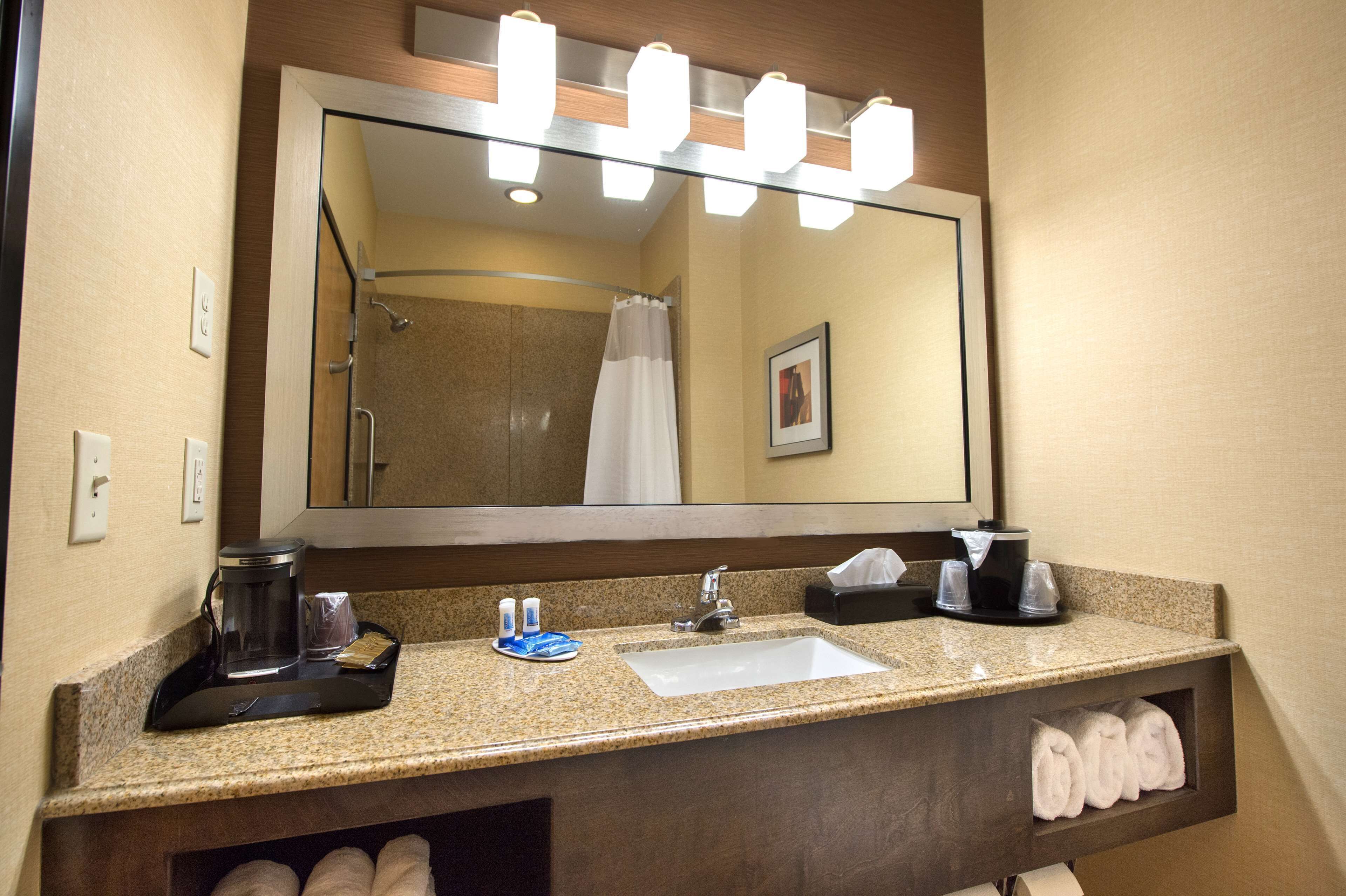 standard room, 1 king bed, non smoking | bathroom | combined shower/bathtub, free toiletries, hair dryer, towels