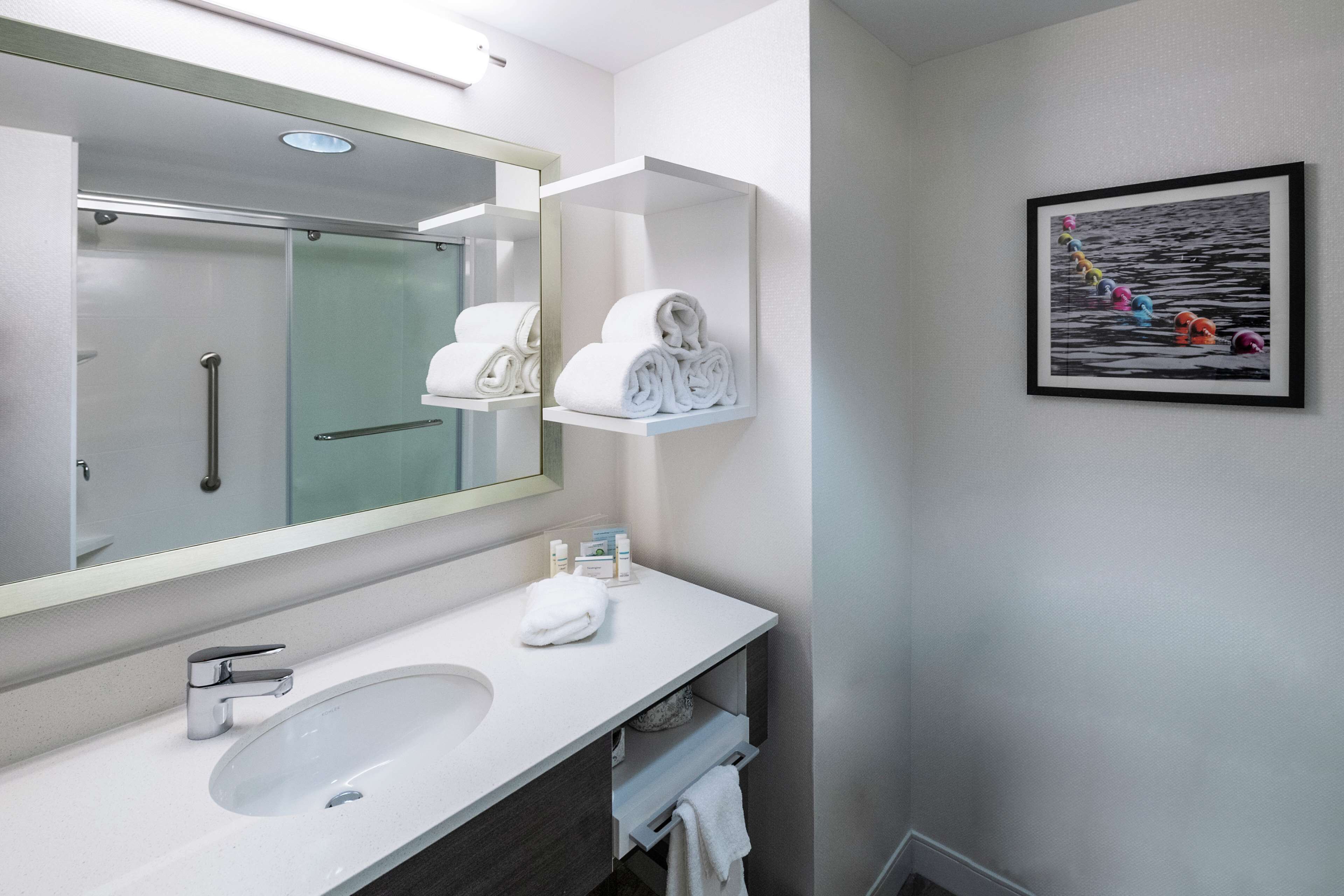 combined shower/bathtub, free toiletries, hair dryer, towels