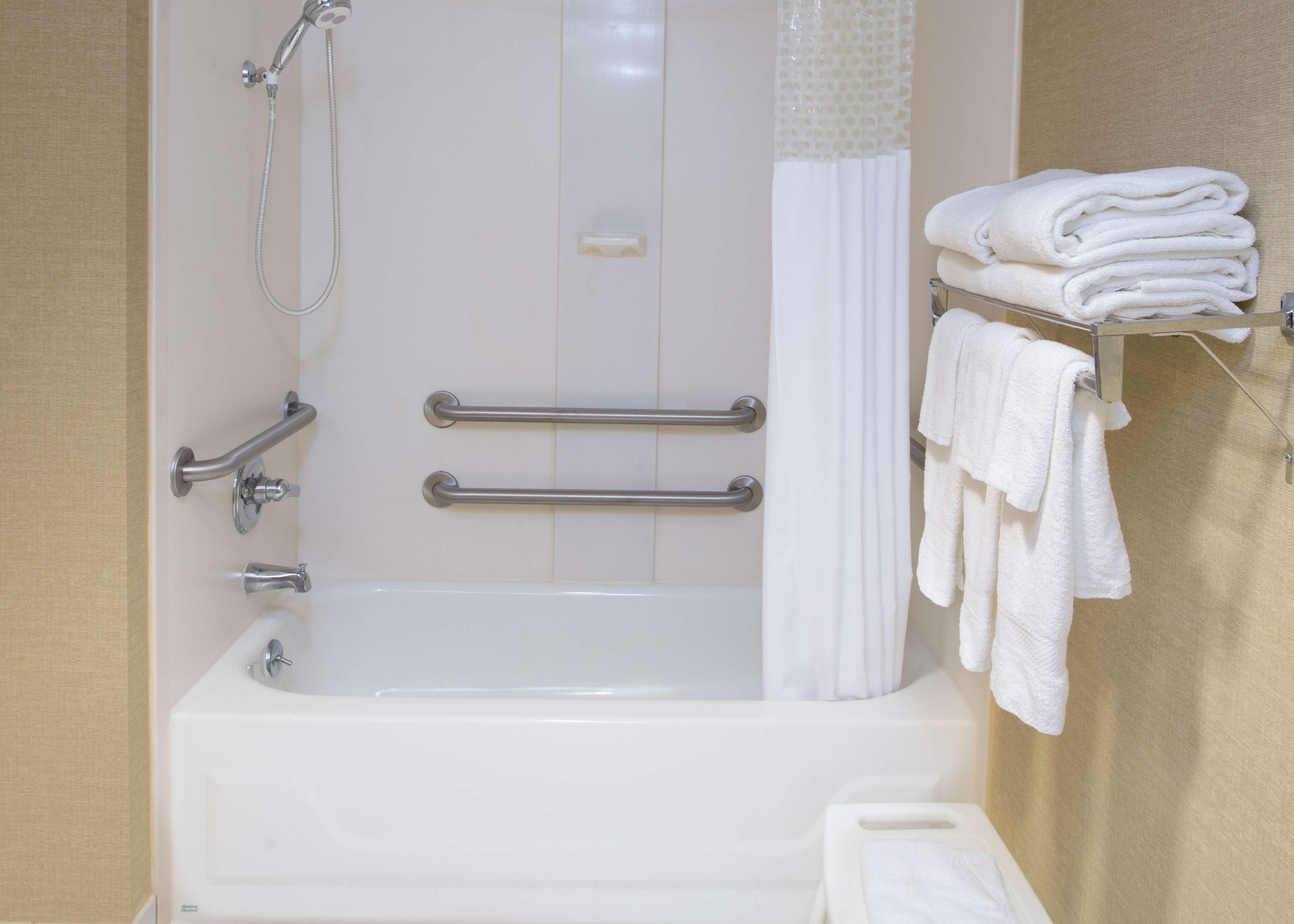 room, 1 king bed, accessible | bathroom | combined shower/bathtub, free toiletries, hair dryer, towels
