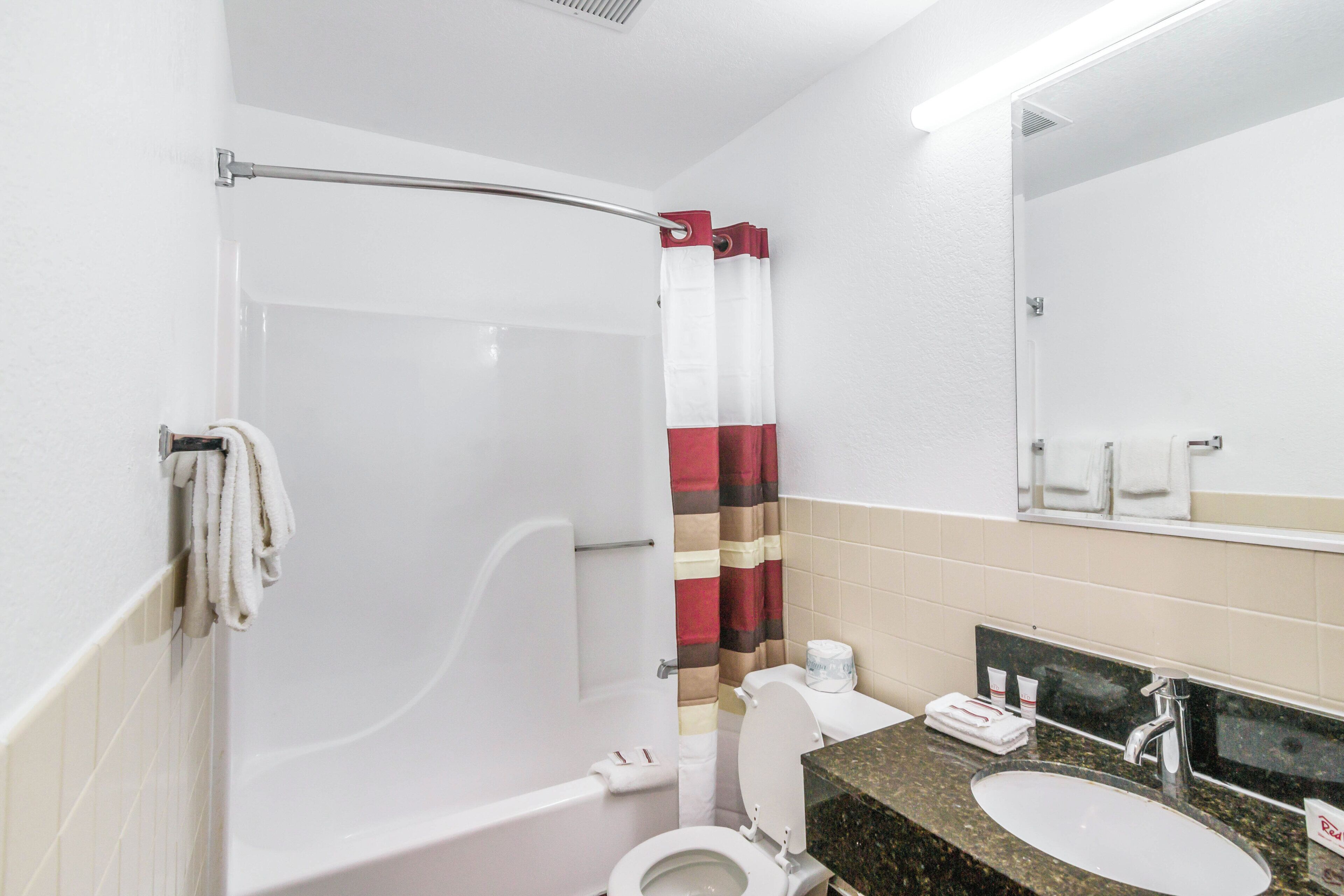 Une salle de bain avec une baignoire, des toilettes et un lavabo.