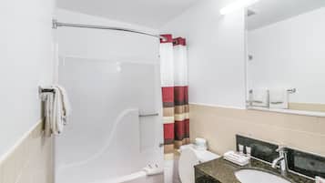 Une salle de bain avec une baignoire, des toilettes et un lavabo.