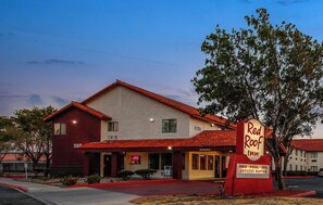 A two-story building with a red roof and a sign for Red Roof Inn. - Red Roof Inn Palmdale - Lancaster (Palmdale)