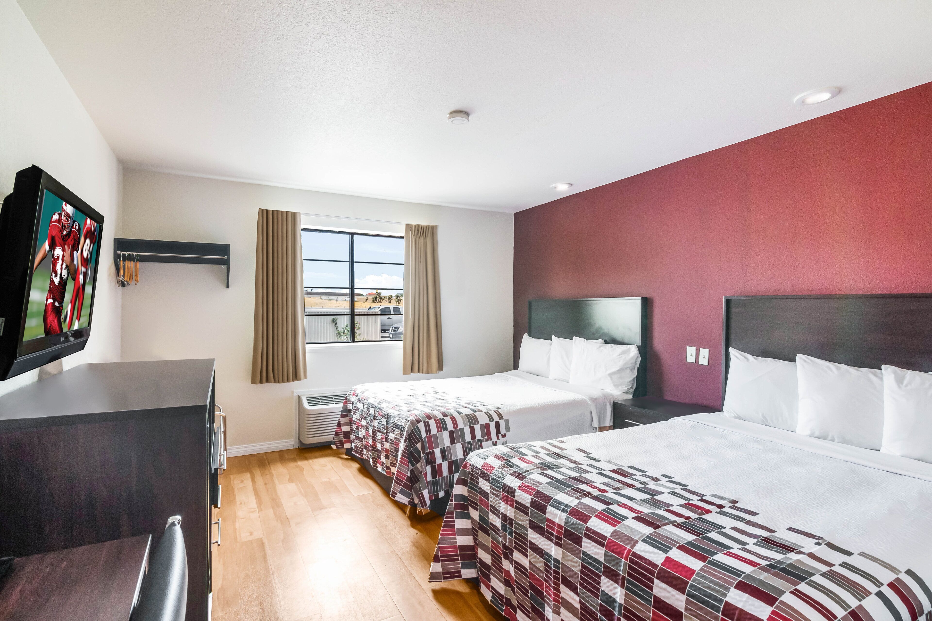 Schreibtisch, Bügeleisen/Bügelbrett, kostenlose Babybetten