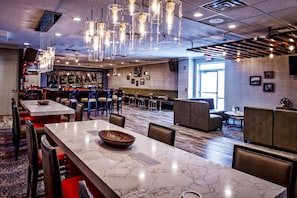 Bar (trong khuôn viên)