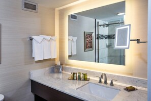Suite estudio, 1 cama King size | Baño | Amenidades de baño gratuitas, secadora de cabello, toallas 