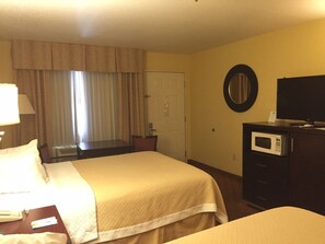 Premium bedding, desk, blackout drapes, iron/ironing board - Days Inn by Wyndham Globe (Globe)