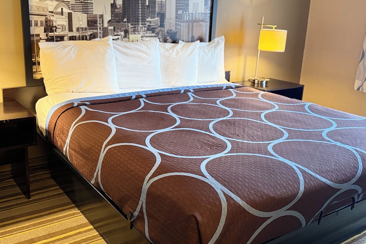 Accessible Room | セーフティボックス (室内)、デスク、WiFi (無料)、ベッドシーツ
