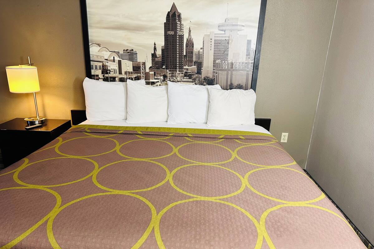 Standard Single, 1 Queen Bed | セーフティボックス (室内)、デスク、WiFi (無料)、ベッドシーツ