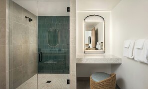 Suite, 1 kingsize-seng, utsikt mot golfbane (w/Fireplace) | Bad | Designertoalettartikler, hårføner, badekåper og håndklær