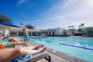 Una piscina al aire libre (de 06:00 a 20:30), sombrillas, tumbonas