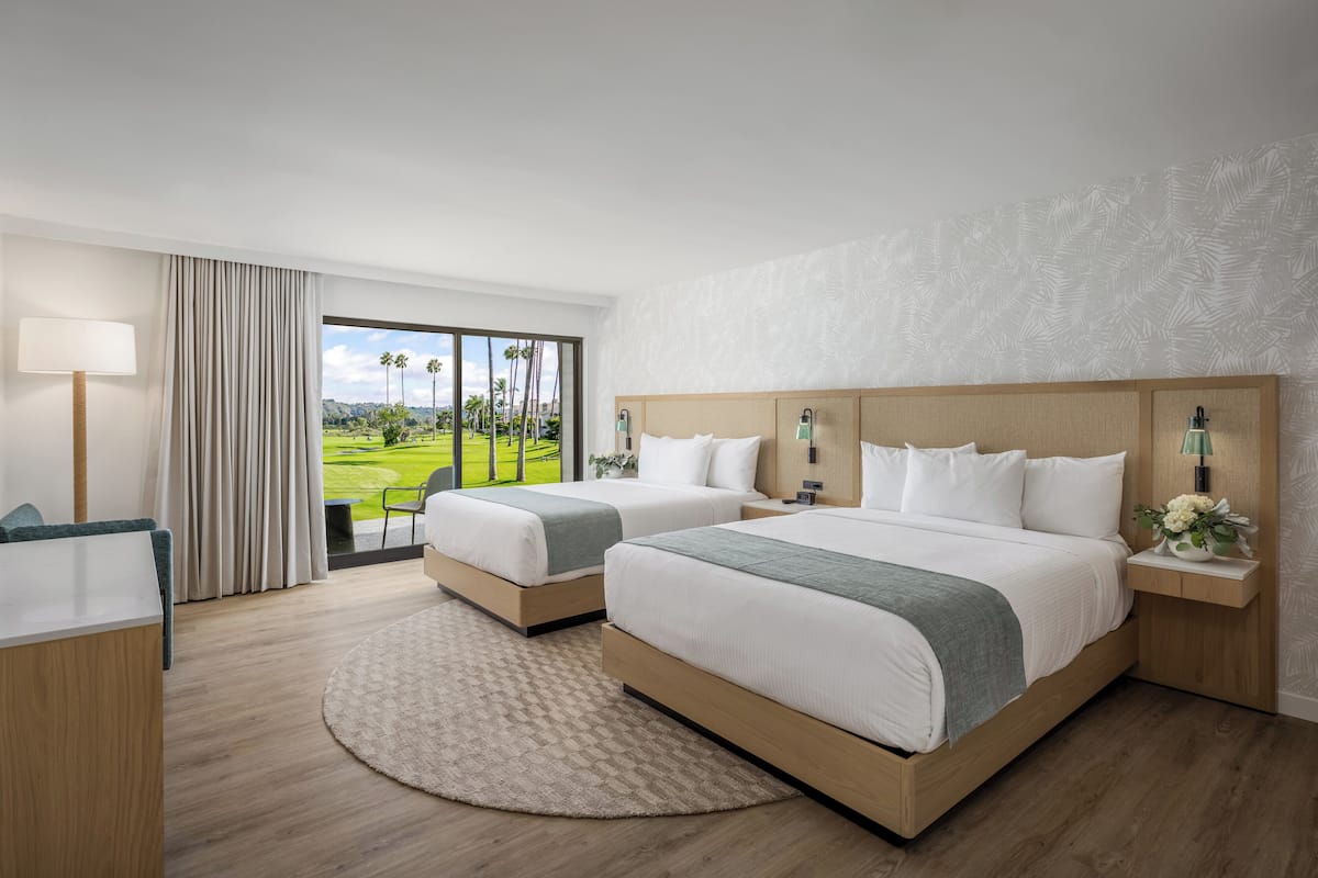 Suite, 2 camas Queen size | Ropa de cama hipoalergénica, edredón y escritorio