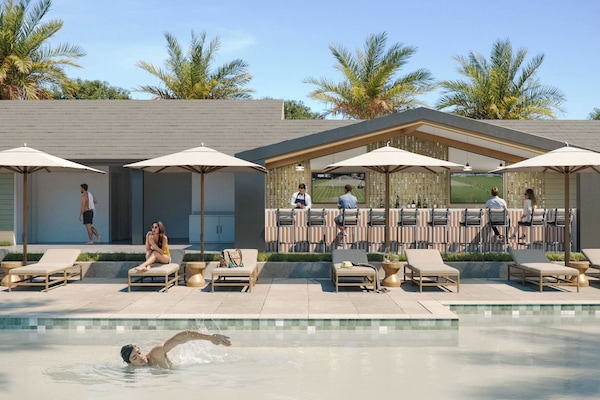 Utomhuspool, öppet 06.00 till 20.30, parasoller och solstolar