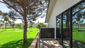 Couette en duvet, bureau, espace de travail pour ordinateurs portables